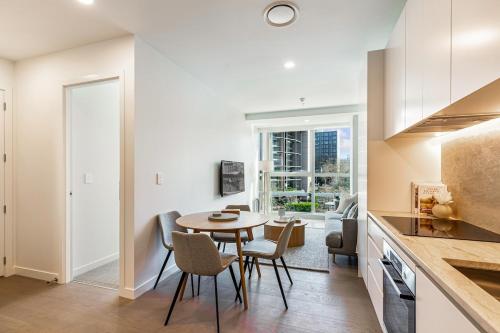 Chic 1BR Apt with Pool and Gym Perks