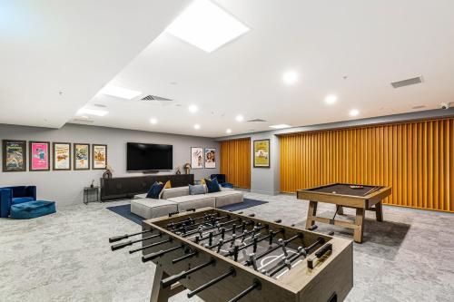 Chic 1BR Apt with Pool and Gym Perks