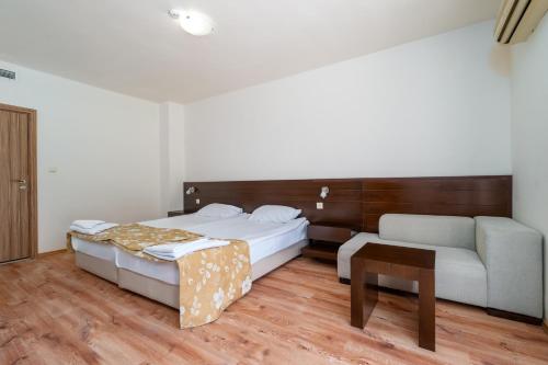 Family Room image 3