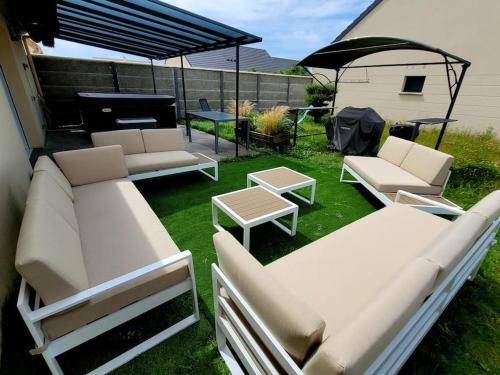 Maison entière 6 chambres, avec 2 Spas et grand jardin à 1 h de Paris, 18personnes max gîte à louer Sergines
