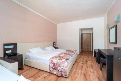 Standard Double or Twin Room with Balcony image 6