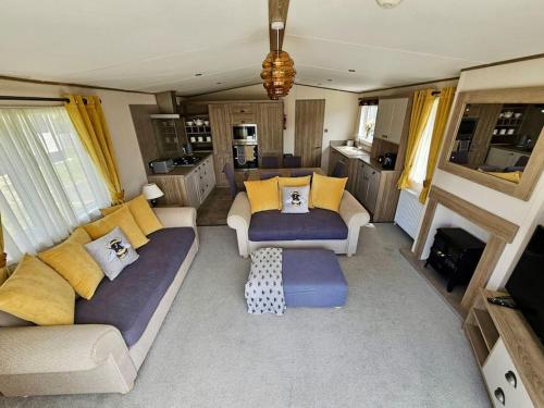 Bee Hive Hot Tub lodge with Free Hoburne Passes in South Cerney