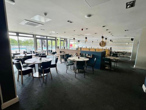 restavracija, Bee Hive Hot Tub lodge with Free Hoburne Passes in South Cerney