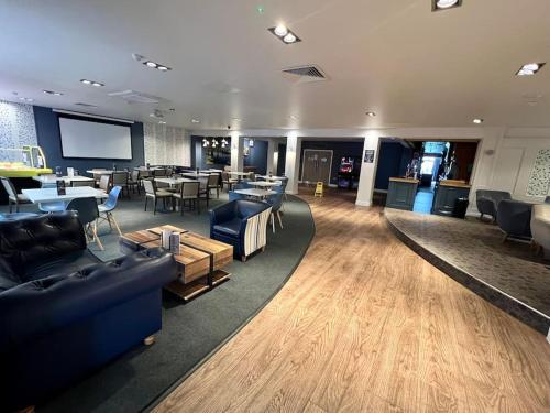 restavracija, Bee Hive Hot Tub lodge with Free Hoburne Passes in South Cerney