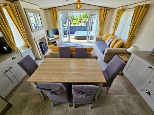 Bee Hive Hot Tub lodge with Free Hoburne Passes in South Cerney