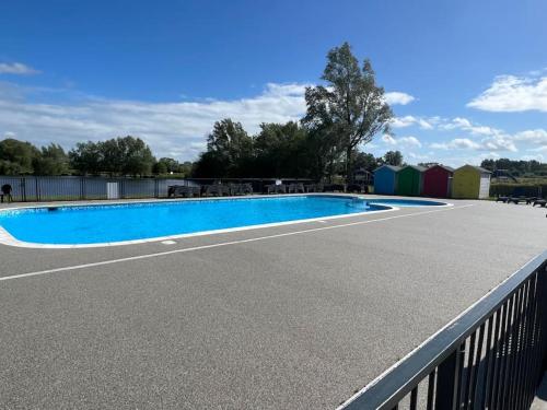 Bee Hive Hot Tub lodge with Free Hoburne Passes in South Cerney