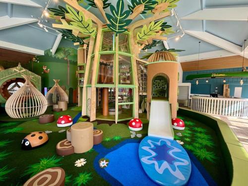 Igrišče, Bee Hive Hot Tub lodge with Free Hoburne Passes in South Cerney