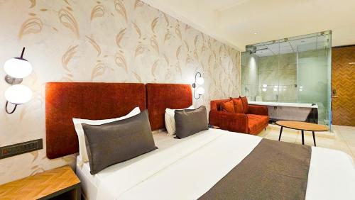 1 king bed, 1 sofa bed