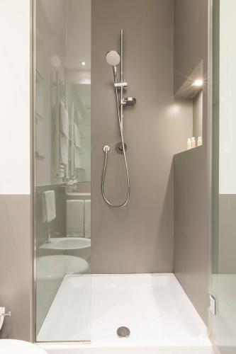 Large Double Room image 10