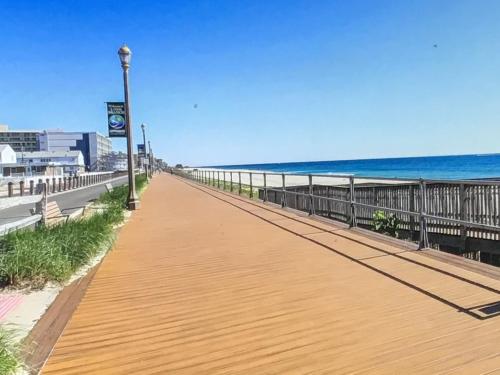 Room near the beach and shopping 13 in Long Branch, USA