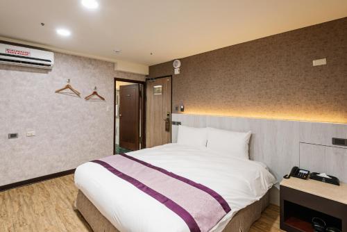 Standard Double Room image 7