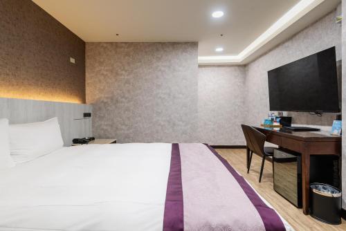 Standard Double Room image 6