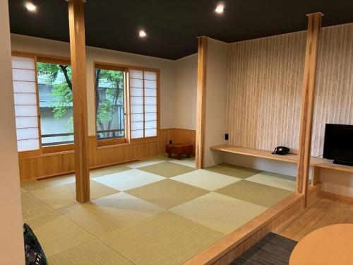 草津ホテルLarge Modern Japanese-Style Room with Futon - No Bath, No Shower