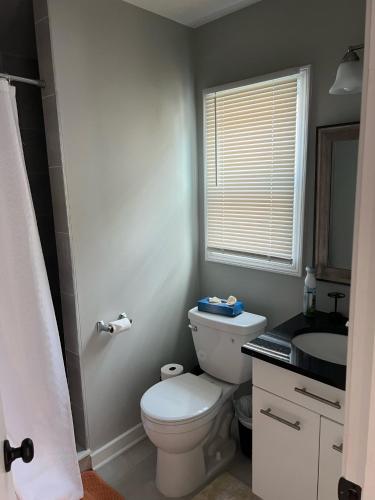 Room with shared bath near pier Village in Long Branch, USA