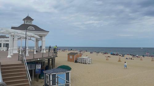 Room with shared bath near pier Village in Long Branch, USA