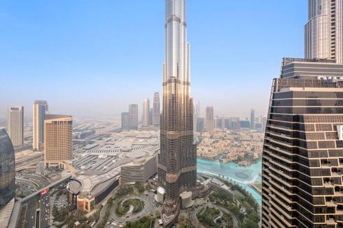 Luxury 4BR Flat, Downtown Dubai, Pool, Gym, PS5, Sleeps 11 Guests