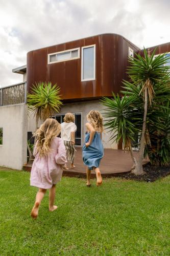 Cooinda - sweeping ocean views, short walk to beach