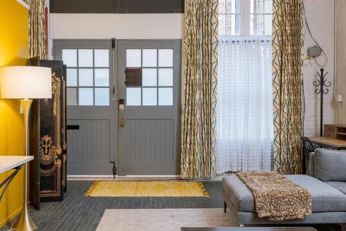 Elegant Edgy Loft Elegant Edgy Loft