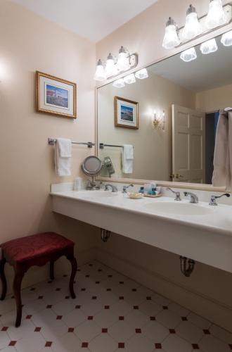 579959093 Bluenose Inn - Bar Harbor Hotel