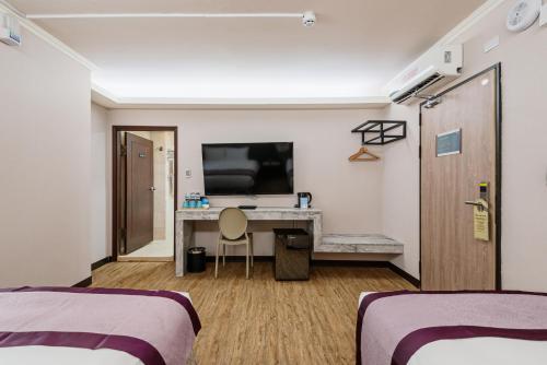 Superior Triple Room image 2