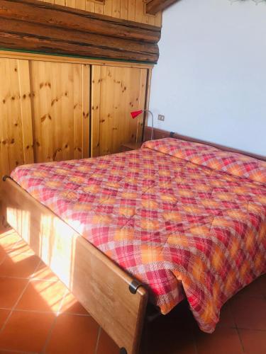 1 queen bed, 3 twin beds, 2 sofa beds