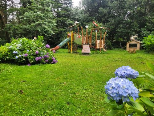 Spēļu laukums, Camping du Bois Fleuri in Fontiers-Cabardes