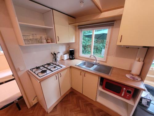 virtuve, Camping du Bois Fleuri in Fontiers-Cabardes