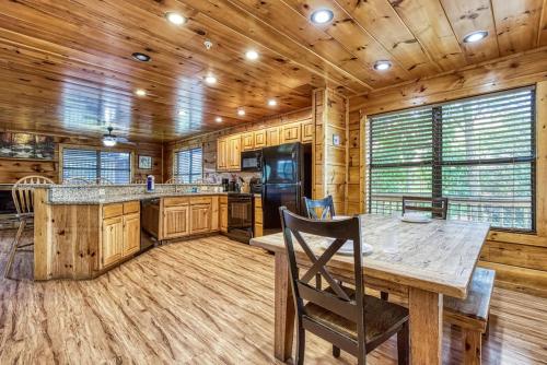 Great Smoky View Panoramic View FREE tickets for each paid day Hot Tub WIFI!!! - image 10