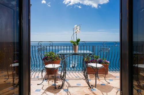 Superior Double Room with Sea View image 7
