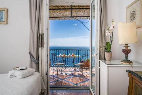 Superior Double Room with Sea View image 3