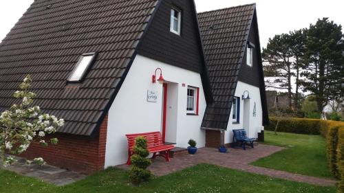 Grietje II blaues Haus rechts in Wittmund, Deutschland