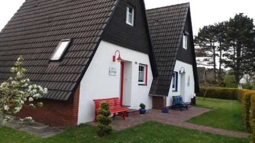 Grietje II blaues Haus rechts in Wittmund, Deutschland