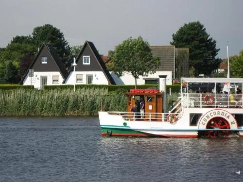 Grietje I rotes Haus links in Wittmund, Deutschland
