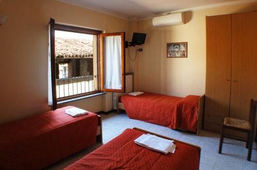 3 twin beds