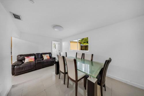 Casa Neisy Florida 10 minutes from Hollywood Beach and Hard Rock Hotel & Casino Hollywood in Hollywood, USA