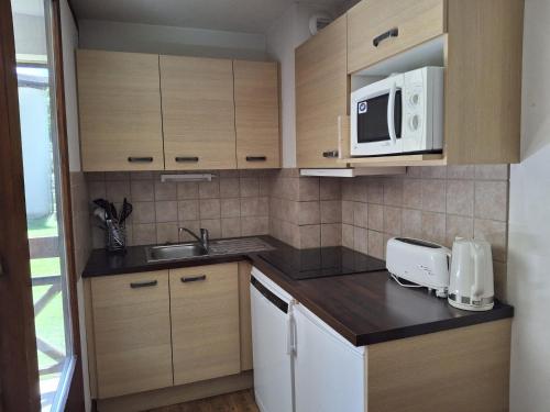 Mountain Escape with Pool in บรี เลส แบงส์