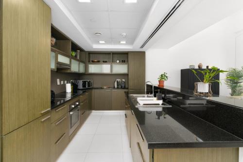 New Ultimate Stay 5 min walk from Dubai Mall Lofts Tower 5 pax, Dubai (foto 3)
