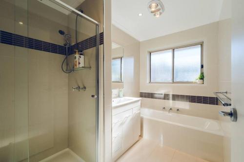 Entire Cozy 2-Bedroom House in Mount Waverley in 芒特韋弗利