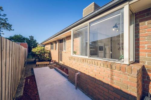 Entire Cozy 2-Bedroom House in Mount Waverley in 芒特韋弗利