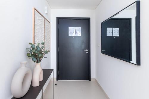 Stylish 2BR with Balcony in Burj Crown Downtown - image 5