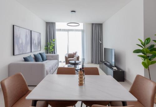 Stylish 2BR with Balcony in Burj Crown Downtown - image 4