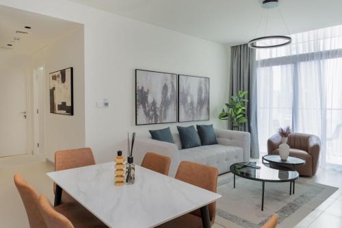 Luxury Escapes - Stylish 2BR with Balcony in Burj Crown Downtown, Dubái