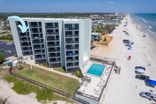 Coastal Charmer Ocean View Pool Walk to shopping dining Trillium 601 in New Smyrna Beach, USA