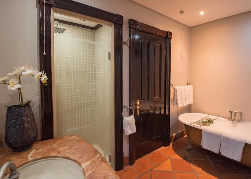 Standard King Room image 6