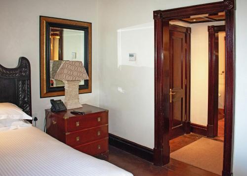 Standard King Room image 5