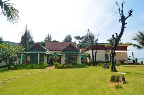 Garden, Golden Bay Cottage near Muay Thai at Klong Dao Stadium