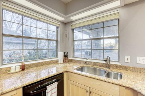 Lakeside Gem Sleeps 12 with Boat Dock and Lake Access in Granite Shoals, USA