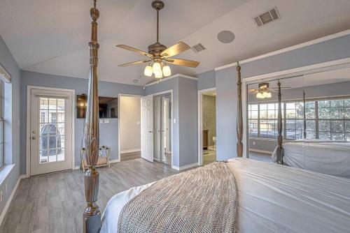 Lakeside Gem Sleeps 12 with Boat Dock and Lake Access in Granite Shoals, USA