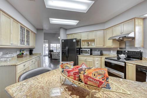 Lakeside Gem Sleeps 12 with Boat Dock and Lake Access in Granite Shoals, USA