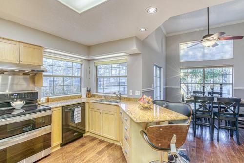 Lakeside Gem Sleeps 12 with Boat Dock and Lake Access in Granite Shoals, USA